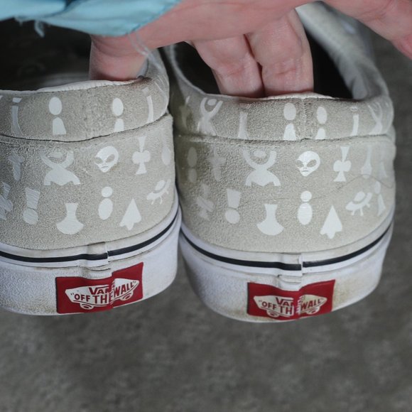 RARE! Vans Women's Size 9 Cream Suede with ALIEN Embossed Images Sneakers - Picture 6 of 7